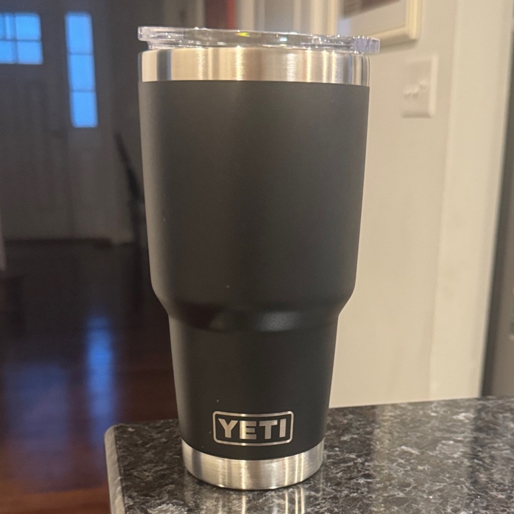 Yeti 24oz Matte Black Stainless Rambler Tumbler with Clear Lid